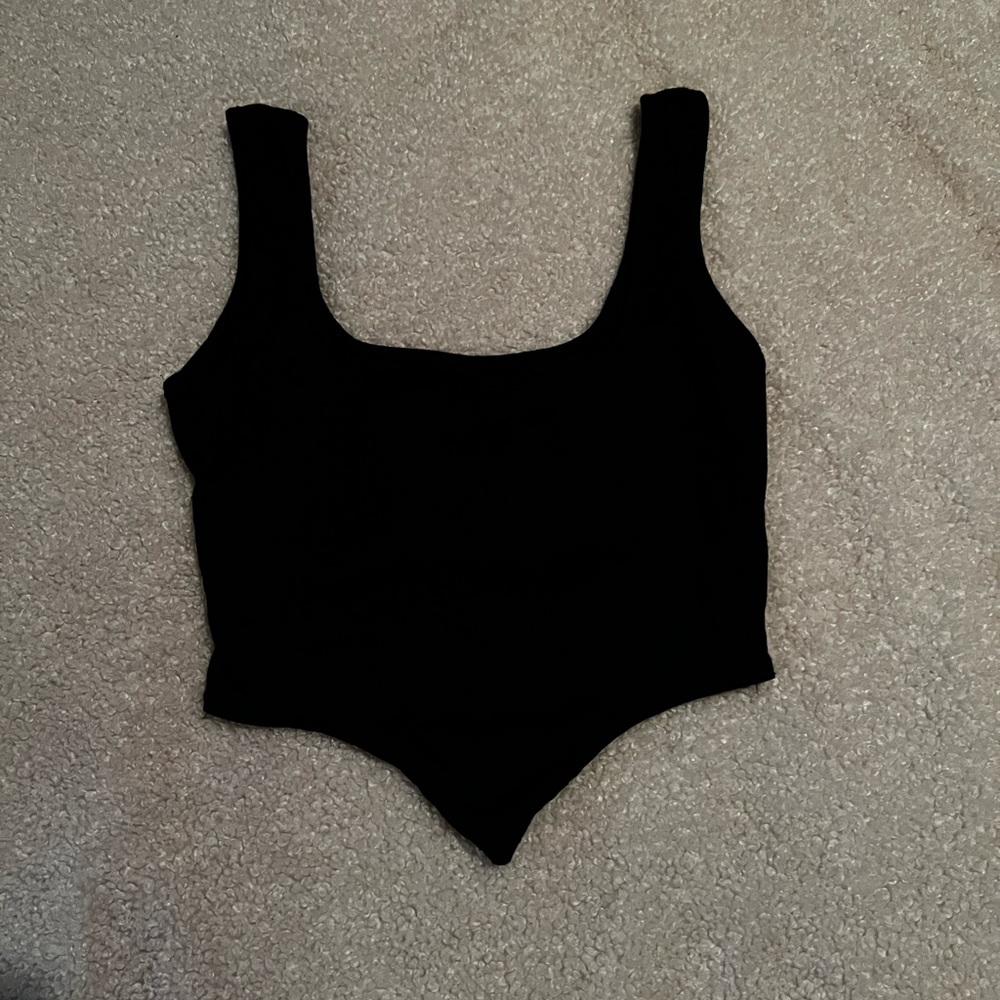 Pretty Little Thing - cropped v tank top
